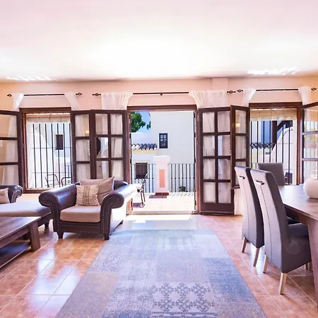 Large Townhouse Golden Mile 펜션 마르베야